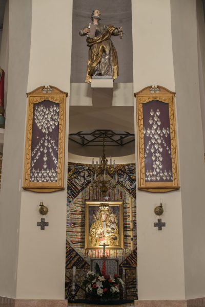 Ołtarz boczny Matki Boskiej fot. P.Ciaputa